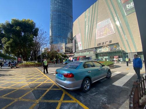 昆明市首个商业中心巡游出租汽车专用通道试运行（供图）