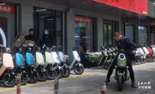 开屏观察 | 多花500块！电摩落“绿牌”？昆明电单车置换“离奇”操作